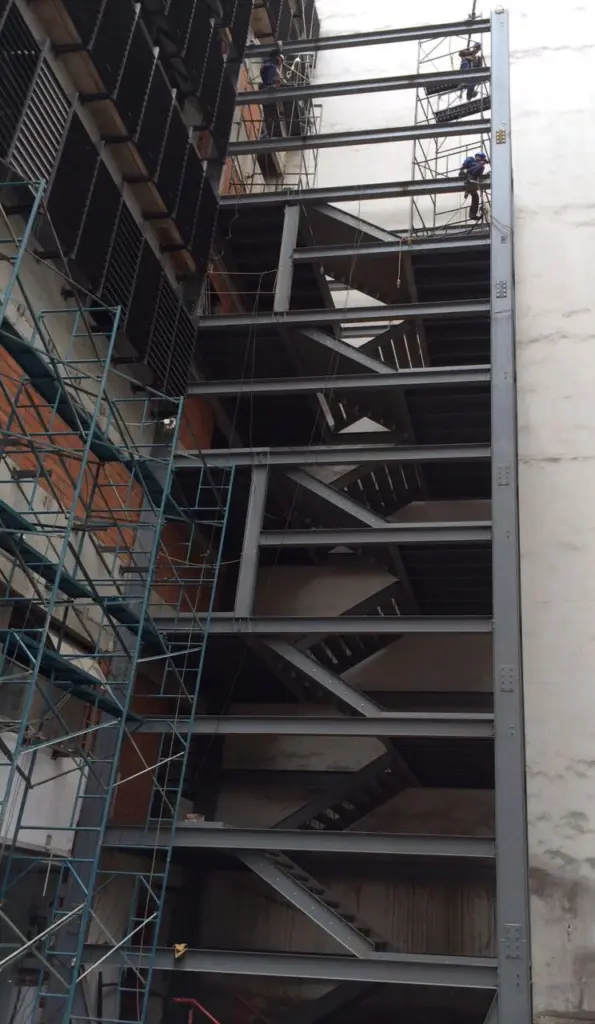 ESCADAS E MEZANINOS